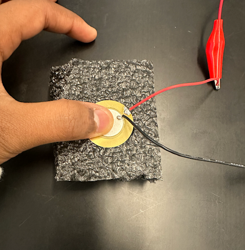 The piezoelectric sensor and “push and release” by hand setup.